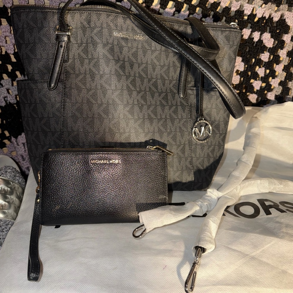 Michael Kors Black Signature Tote wwallet